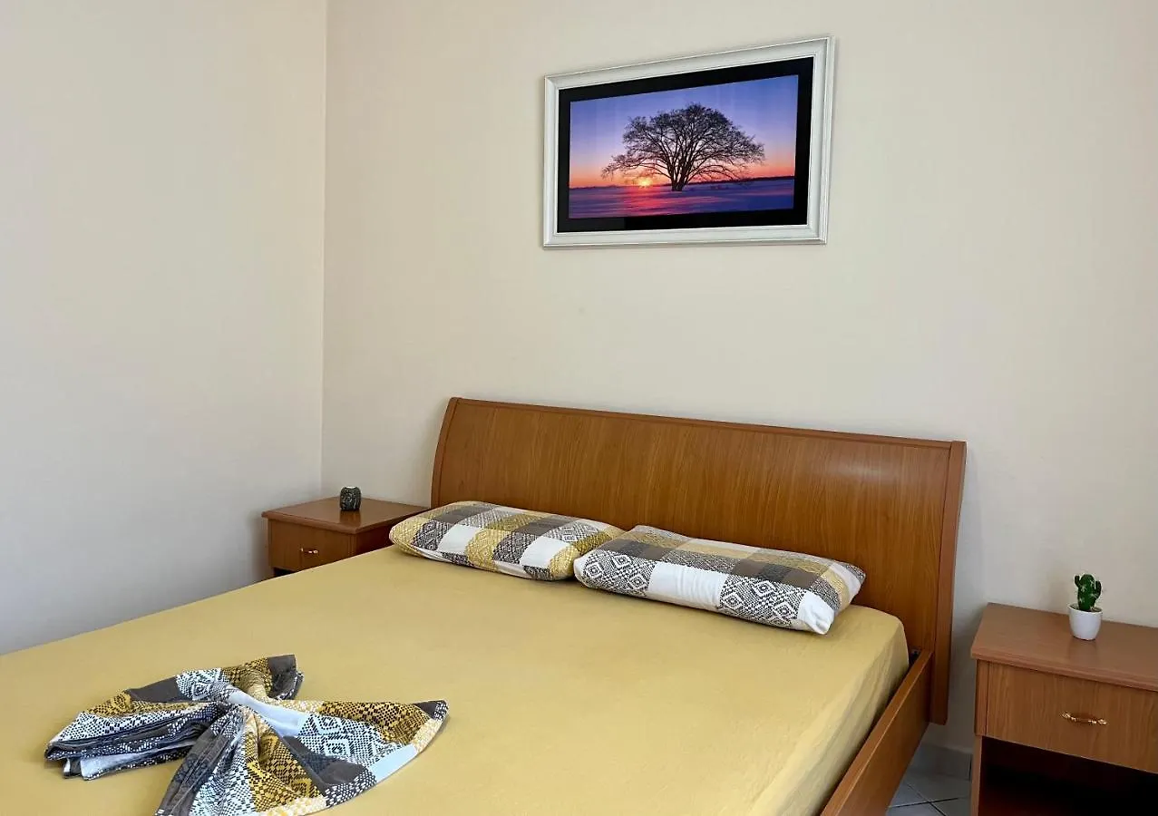 Apartment Beachside Family Nest Apt, Spacious & Cozy - By Beta Premium Golem
